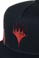 Kšiltovka Magic the Gathering Chandra Snapback - detail loga Planeswalkerů