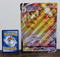 Pokémon JUMBO karta Pikachu VMAX zo špeciálnej kolekcie Crown Zenith - porovnanie s klasickou kartou