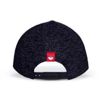 Zadná časť čiapky s posuvným pásikom a detailom Poké Ball